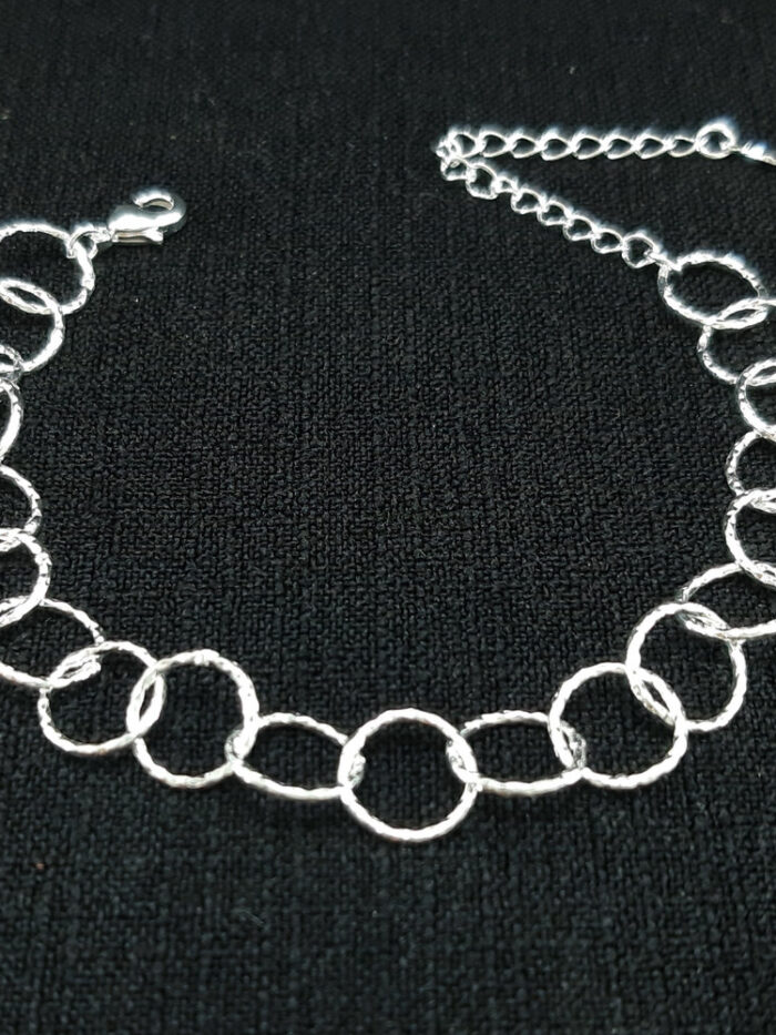 Pulseira circulos vazados detalhado