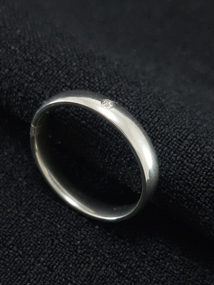 Aliança lisa com ponto de luz