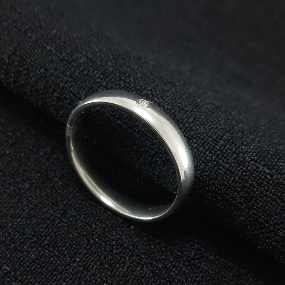 Aliança lisa com ponto de luz