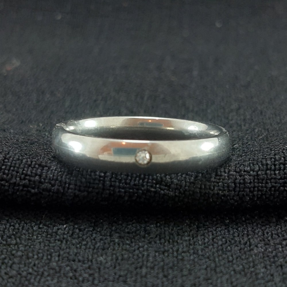 Aliança lisa com ponto de luz - Imagem 2