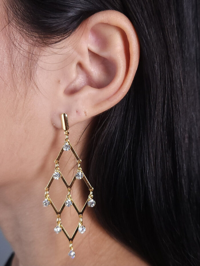 Brinco losangos lisos vazados com pêndulos pedras cristais