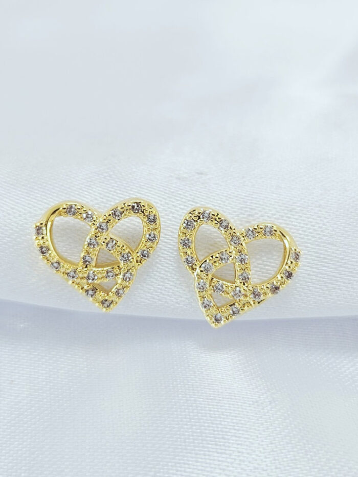 Brinco coração entrelaçado vazado e cravejado