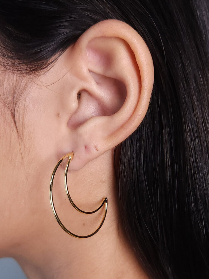 Brinco argola meia lua