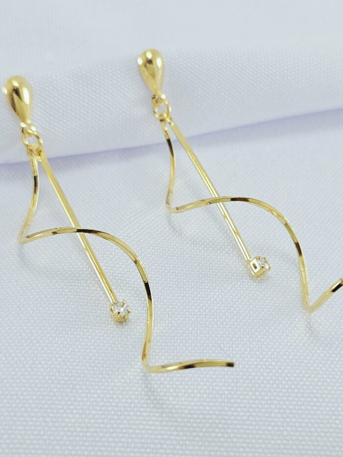 Brinco fio envoltado detalhe ponto de luz