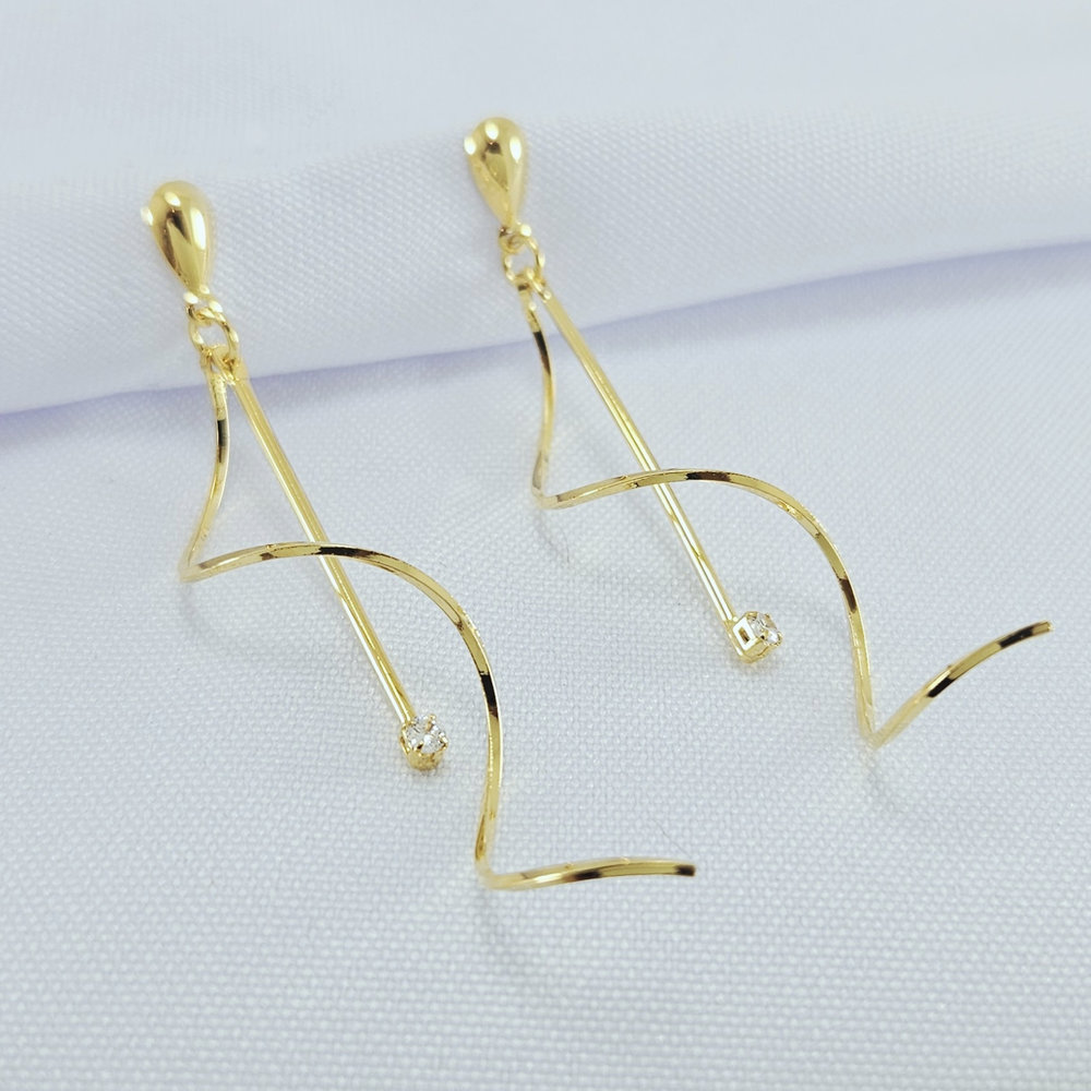 Brinco fio envoltado detalhe ponto de luz