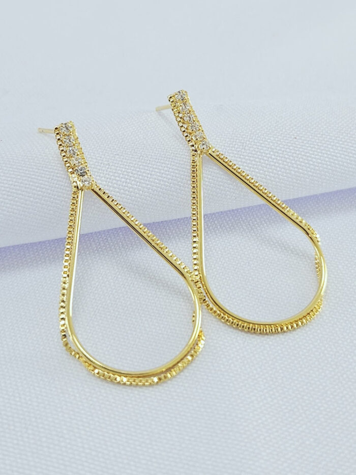 Brinco gota base cravejado detalhe corrente veneziana