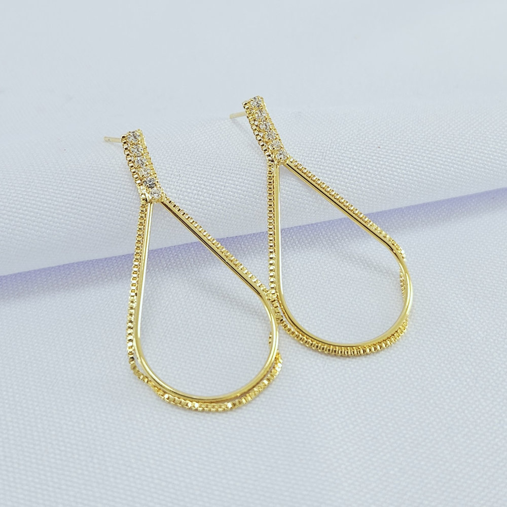 Brinco gota base cravejado detalhe corrente veneziana