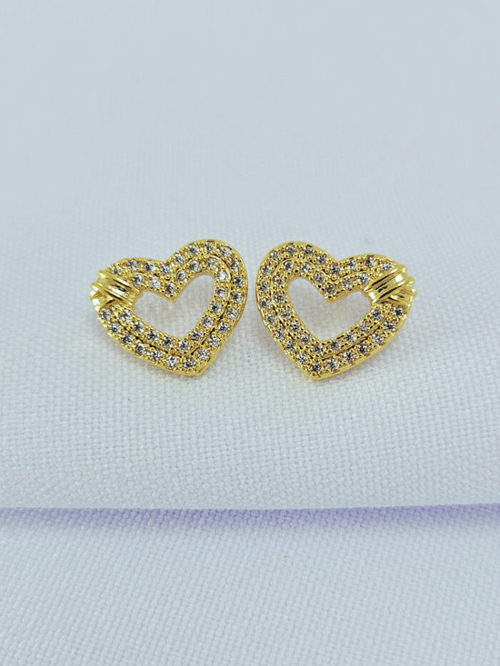 Brinco coração cravejado vazado