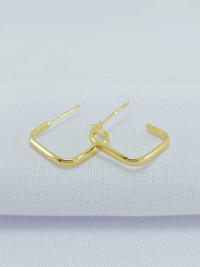 Brinco argola quadrada aberta