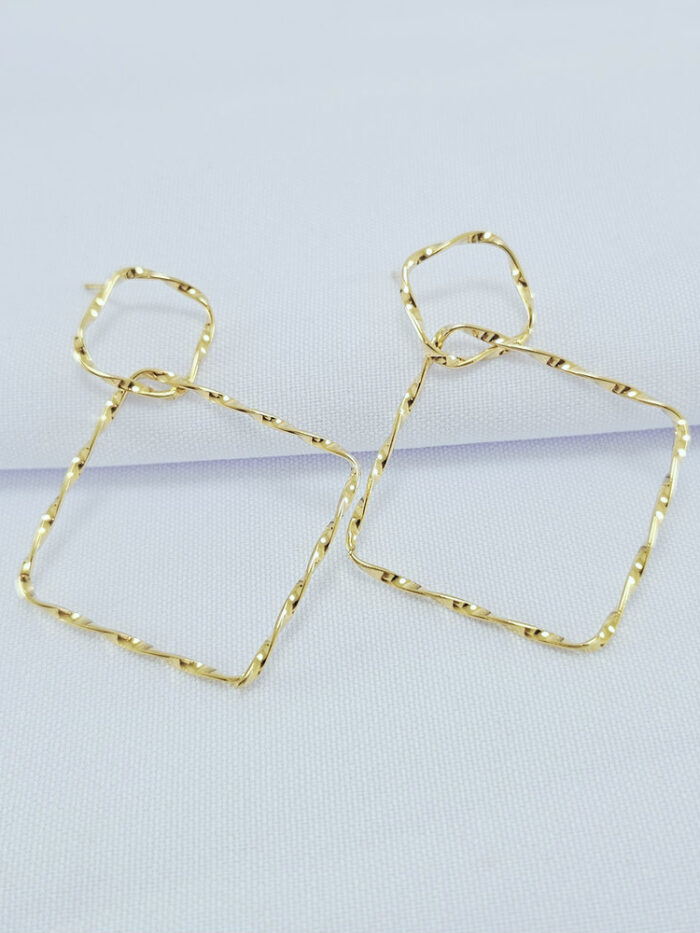 Brinco quadrado elo ondulado pêndulo