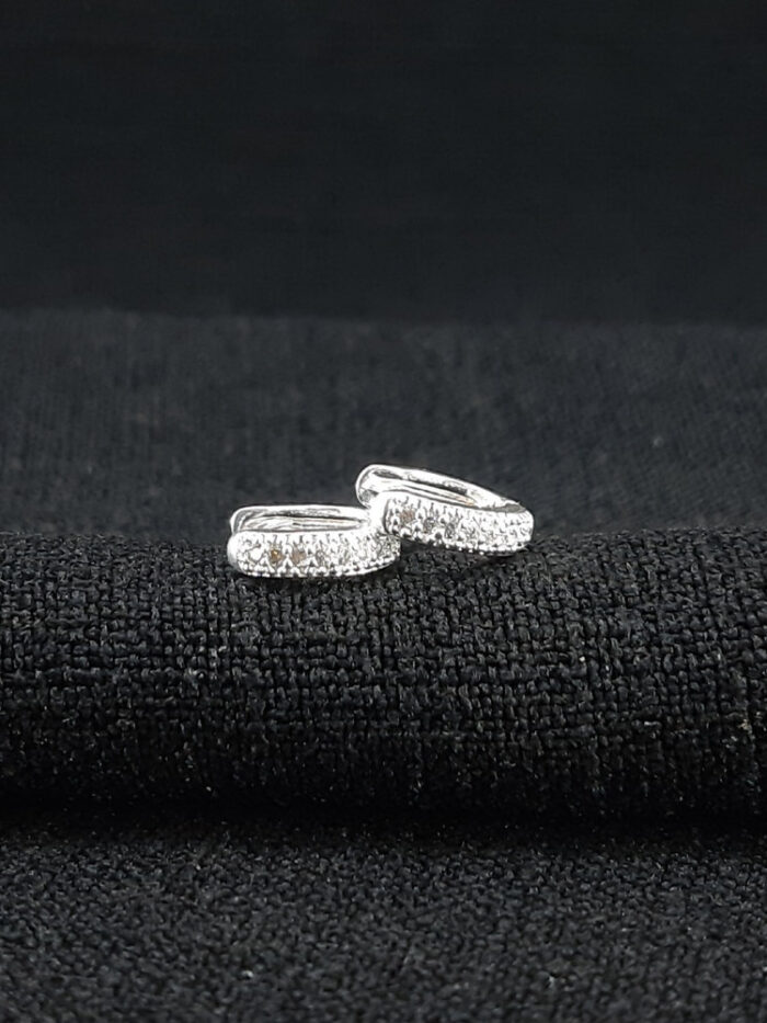 Brinco argolinha de cartilagem cravejado