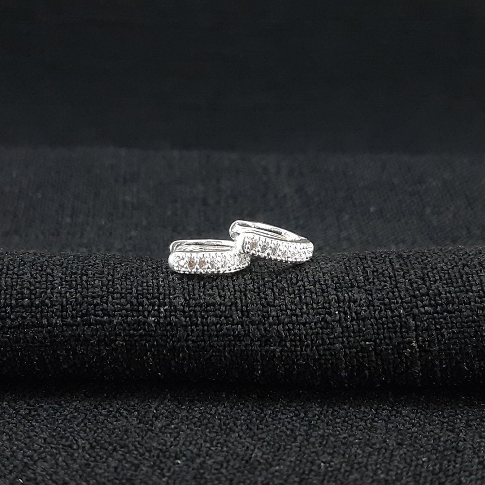 Brinco argolinha de cartilagem cravejado