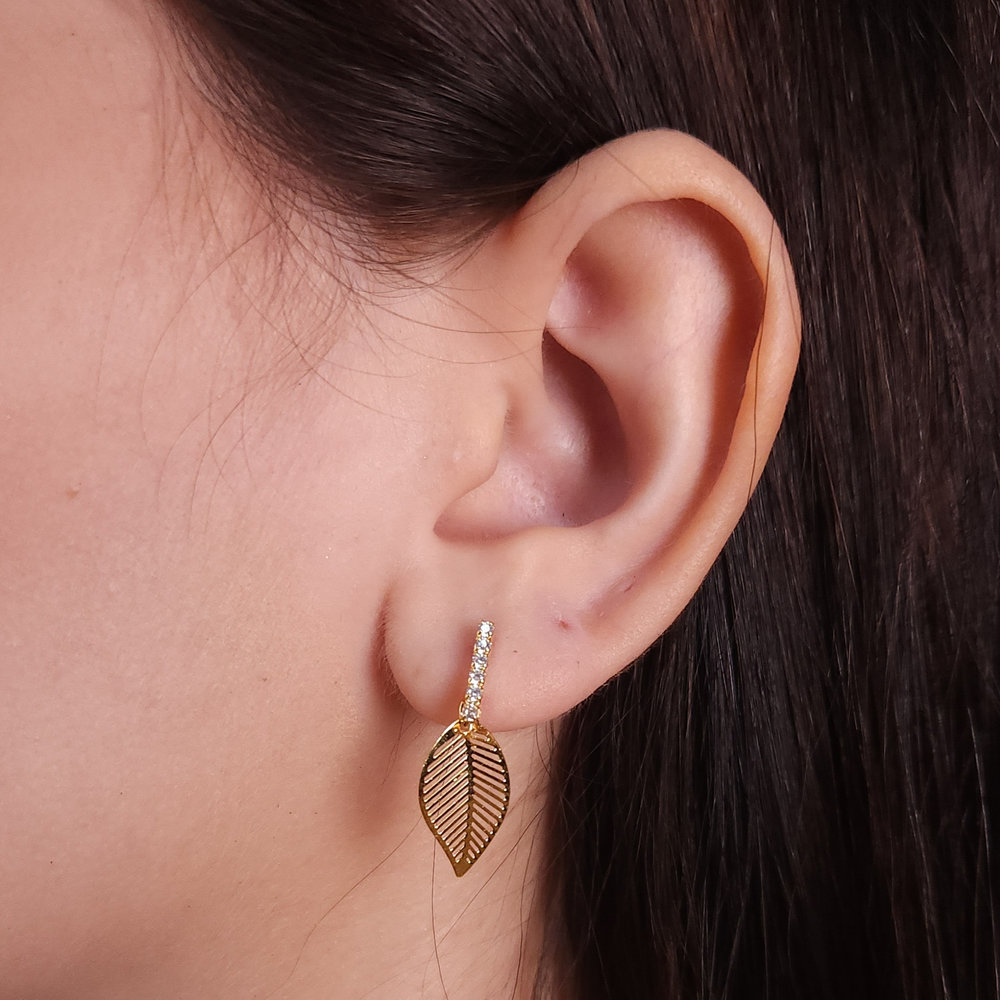 Brinco flor vazada com detalhe riviera