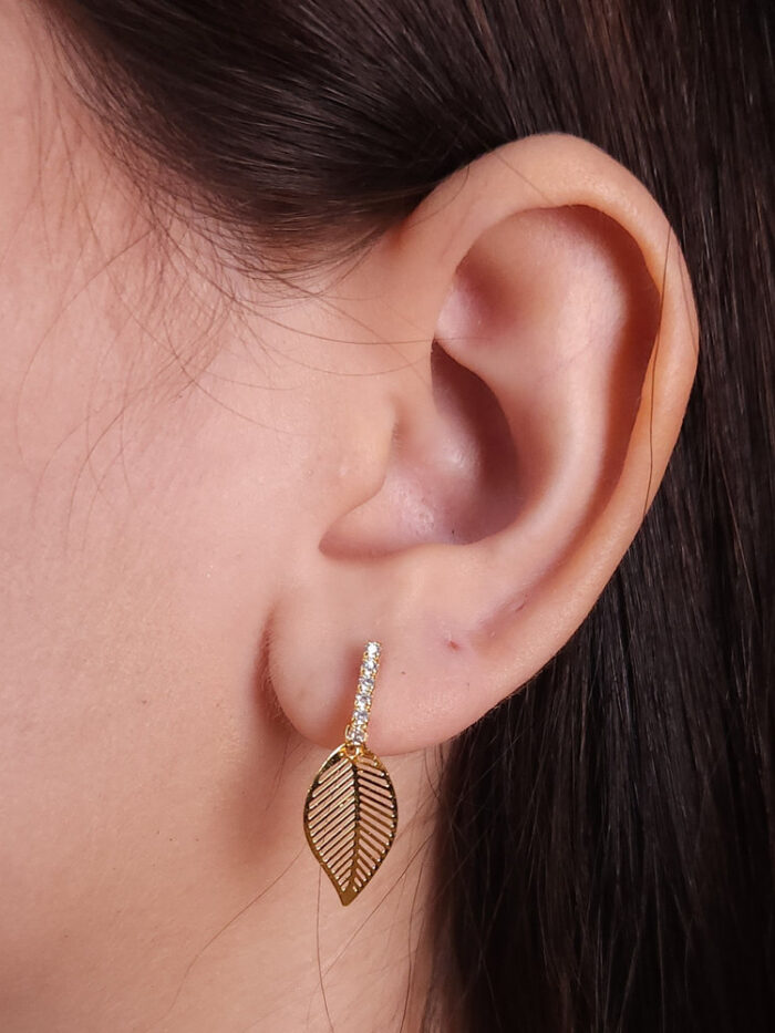 Brinco flor vazada com detalhe riviera