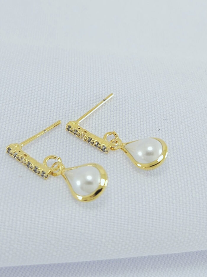 Brinco gota base cravejado