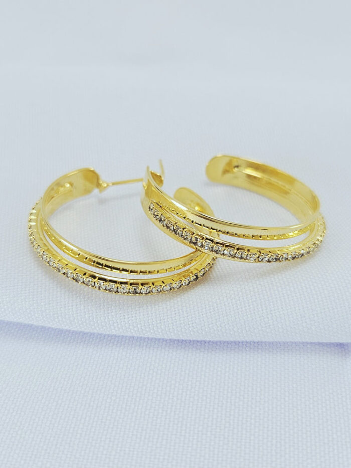 Argola lisa com fio rivera detalhe vazado