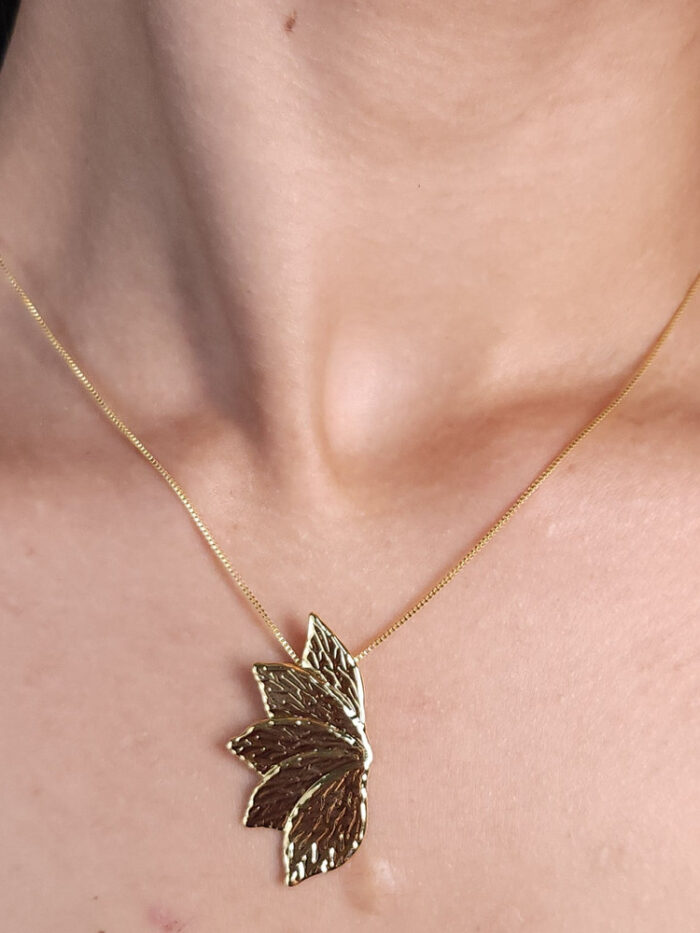 Gargantilha meia flor detalhada