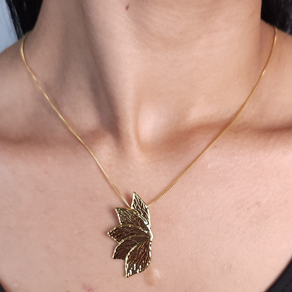 Gargantilha meia flor detalhada