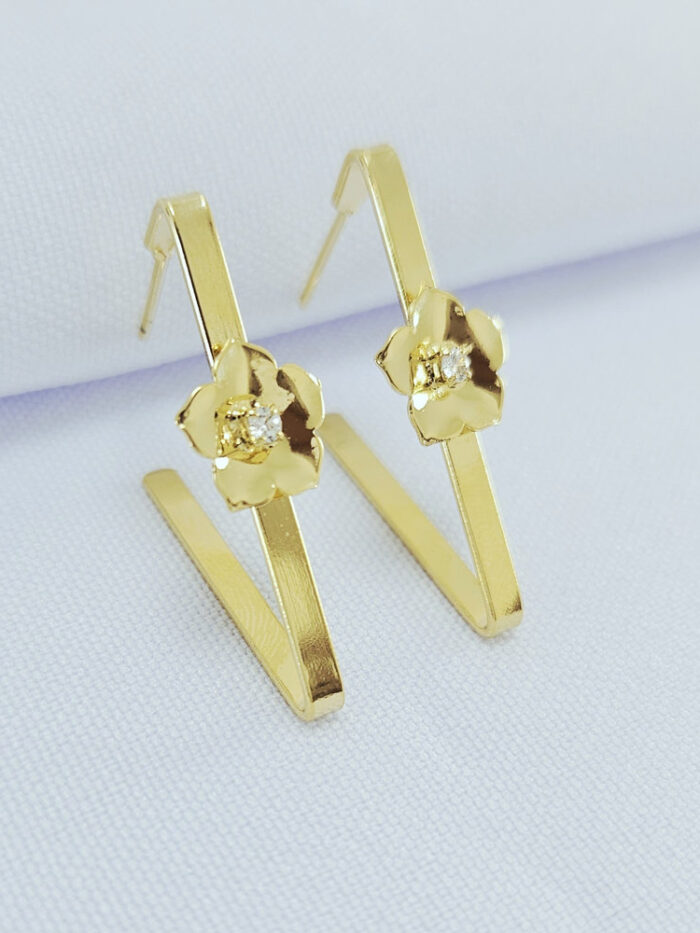 Brinco formato triângulo aberto com flor