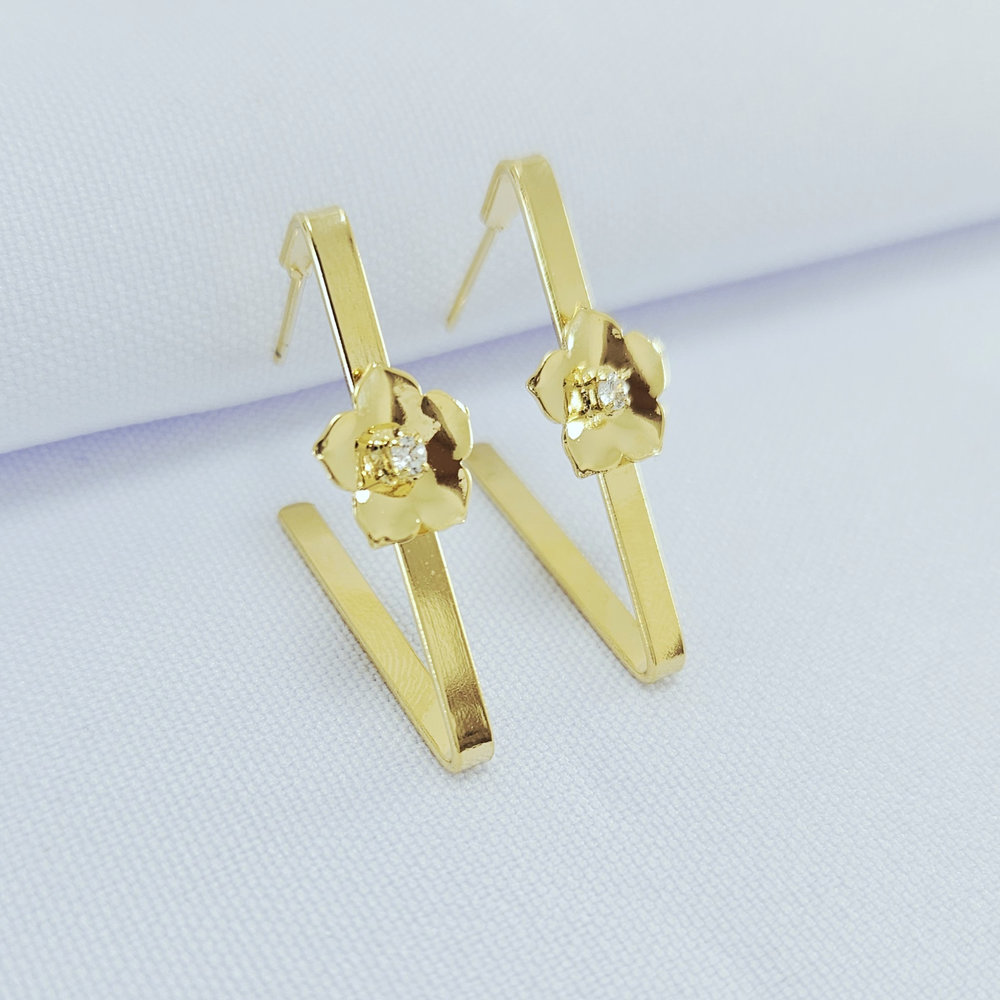 Brinco formato triângulo aberto com flor
