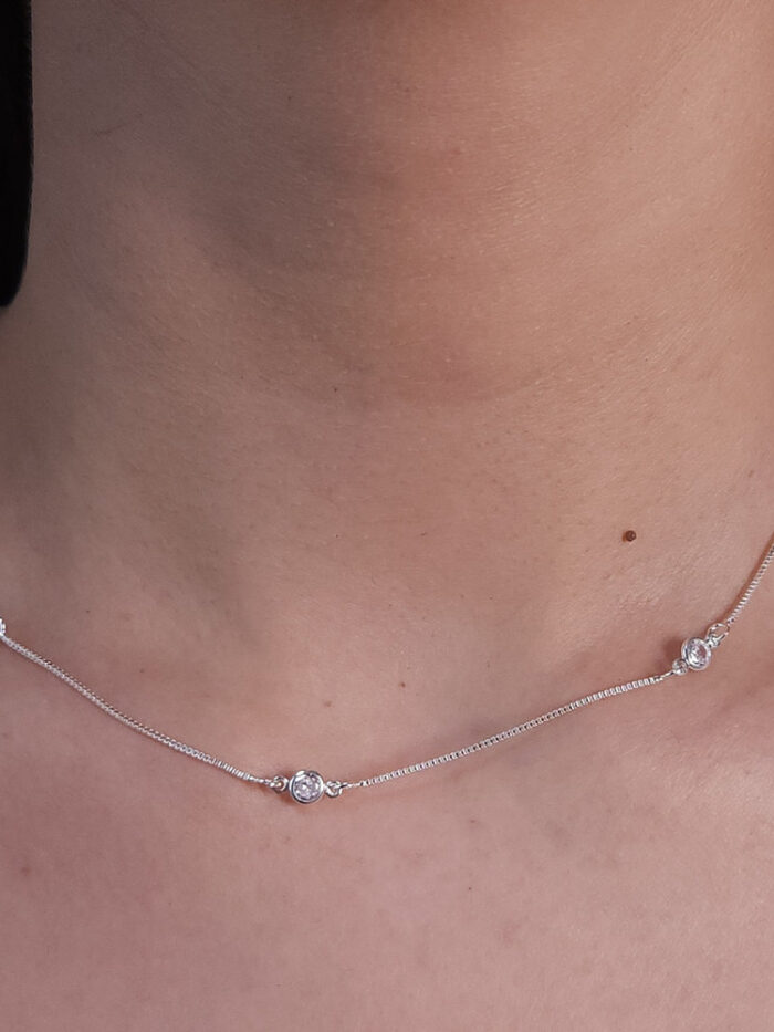 Gargantilha choker ponto de luz minimalista
