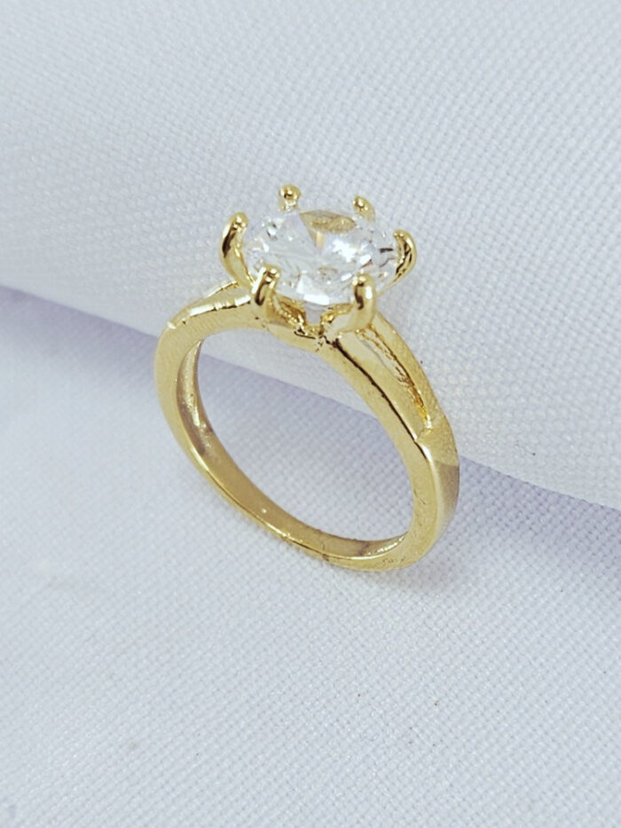 Anel solitário com pedra cristal detalhe vazado