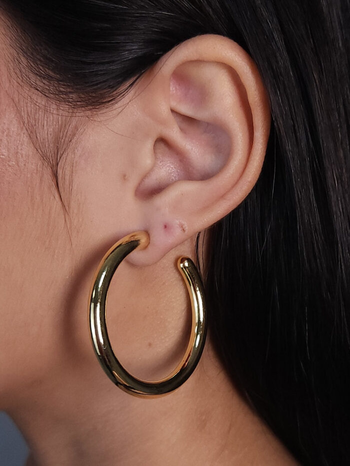 Argola boleada dourada