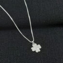 Gargantilha com trevo cravejado