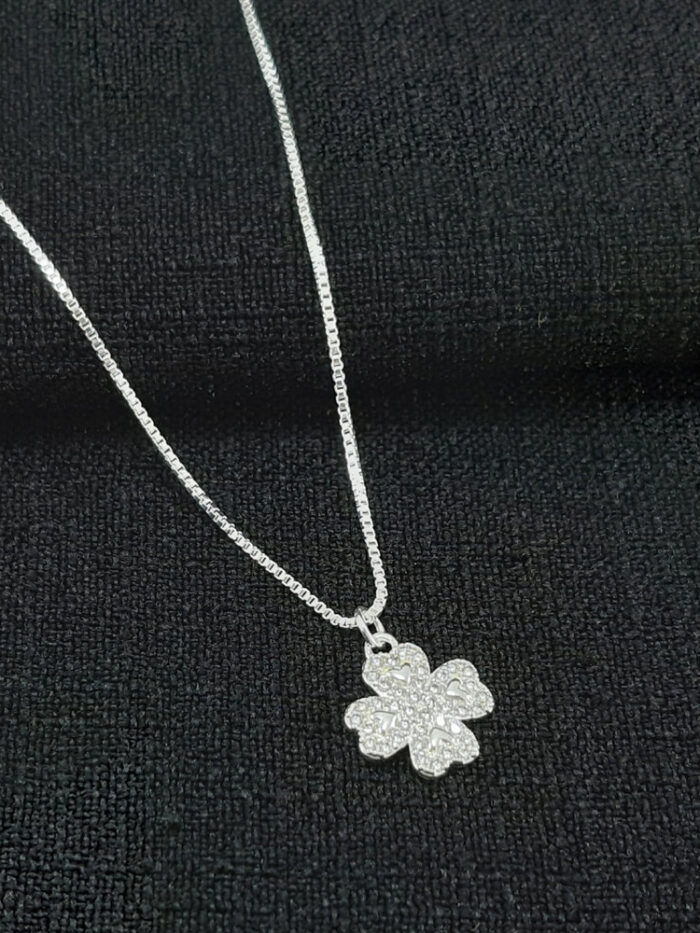 Gargantilha com trevo cravejado