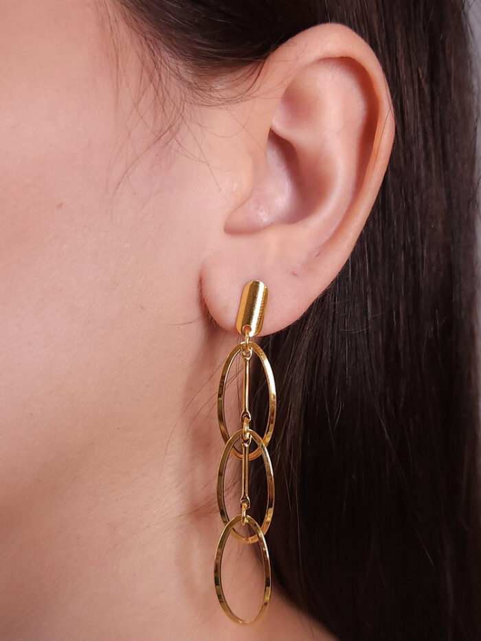 Brinco oval pêndulo triplo vazado