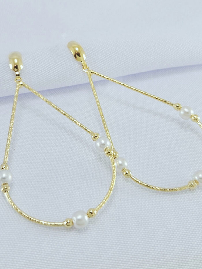 Brinco fio gota fosco detalhe pérola