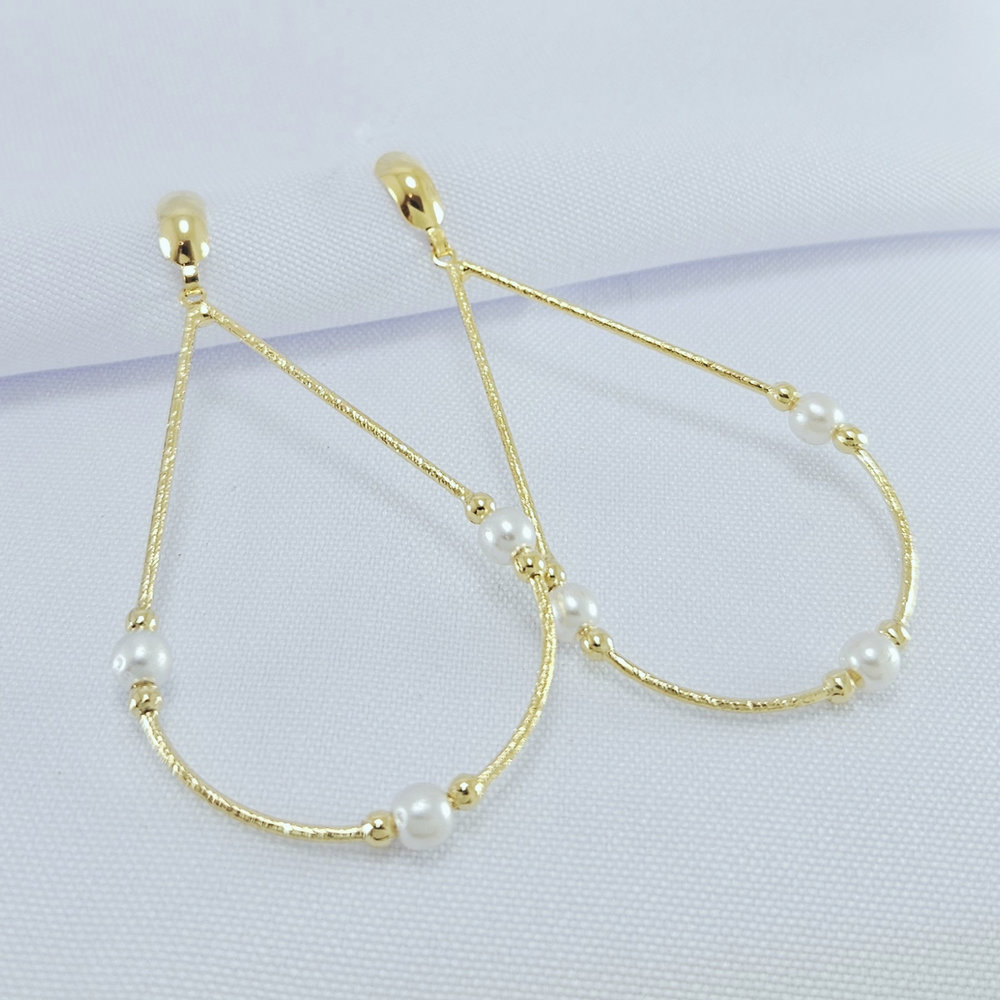 Brinco fio gota fosco detalhe pérola