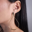 Brinco gota vazada com detalhe martelado