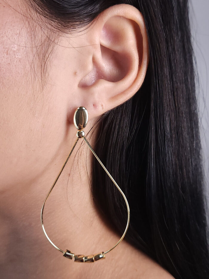 Brinco gota vazada com detalhe martelado