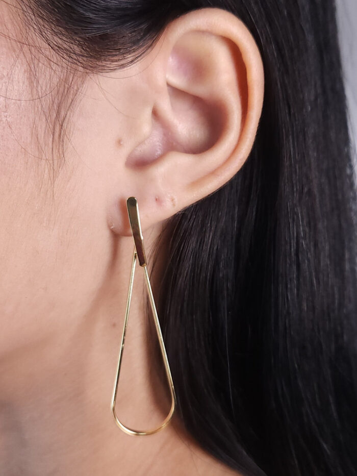 Brinco gota alongada lisa pêndulo