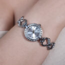 Relógio corações vazados com detalhe cristal