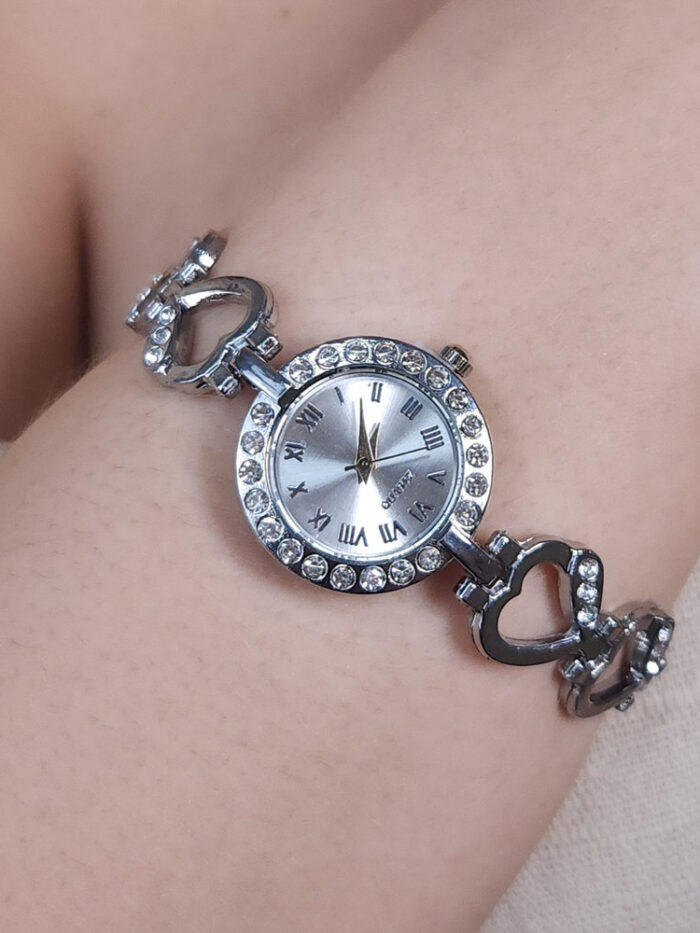 Relógio corações vazados com detalhe cristal