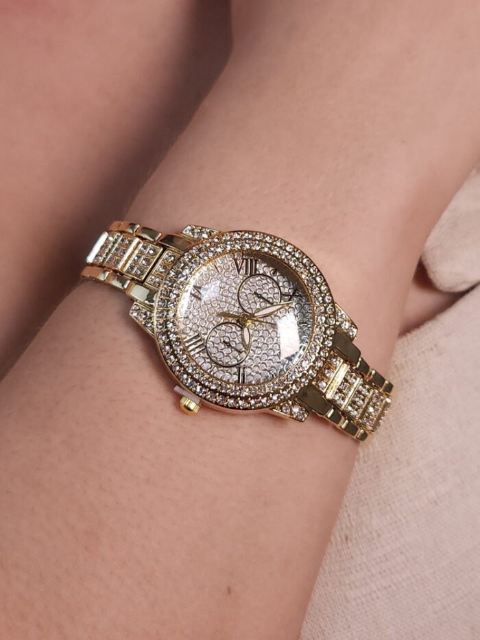 Relógio cravejado dourado