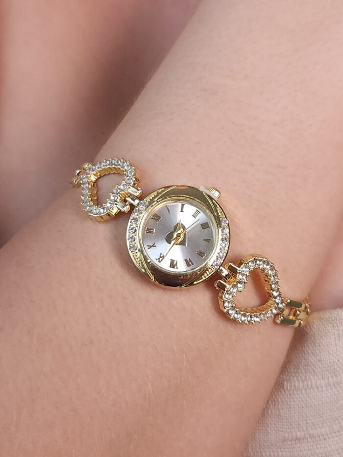 Relógio cravejado com corações