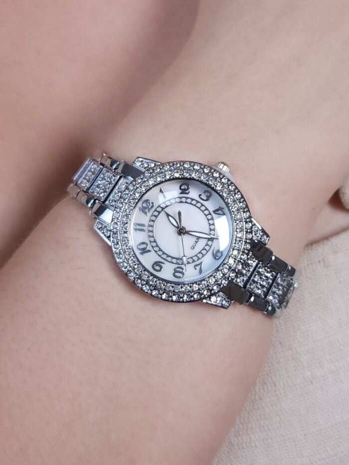 Relógio detalhe cravejado com cristais