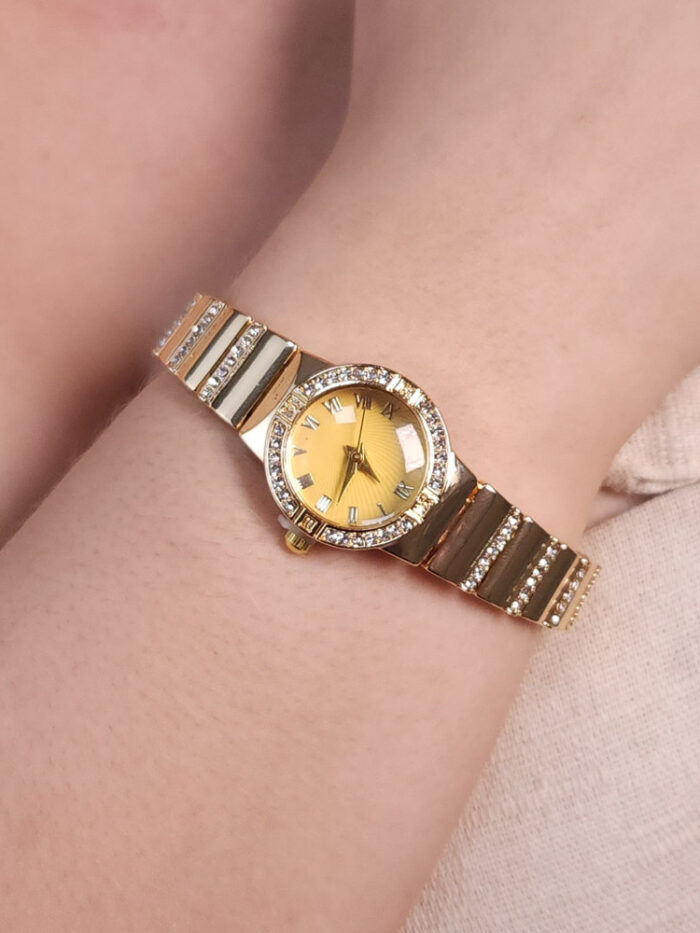 Relógio borda cravejada com cristais