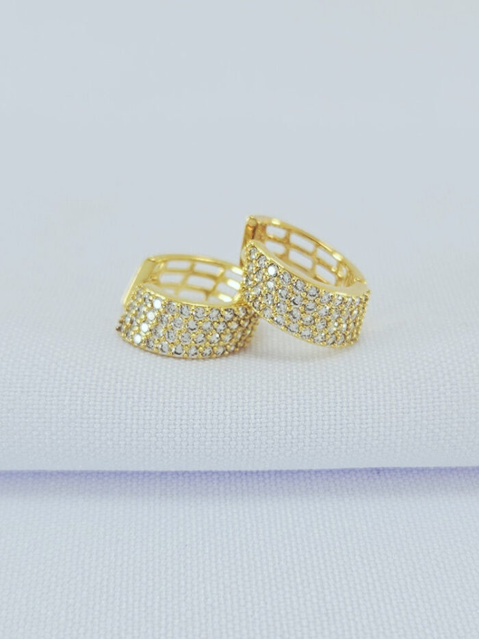 Argola cravejada detalhe vazado