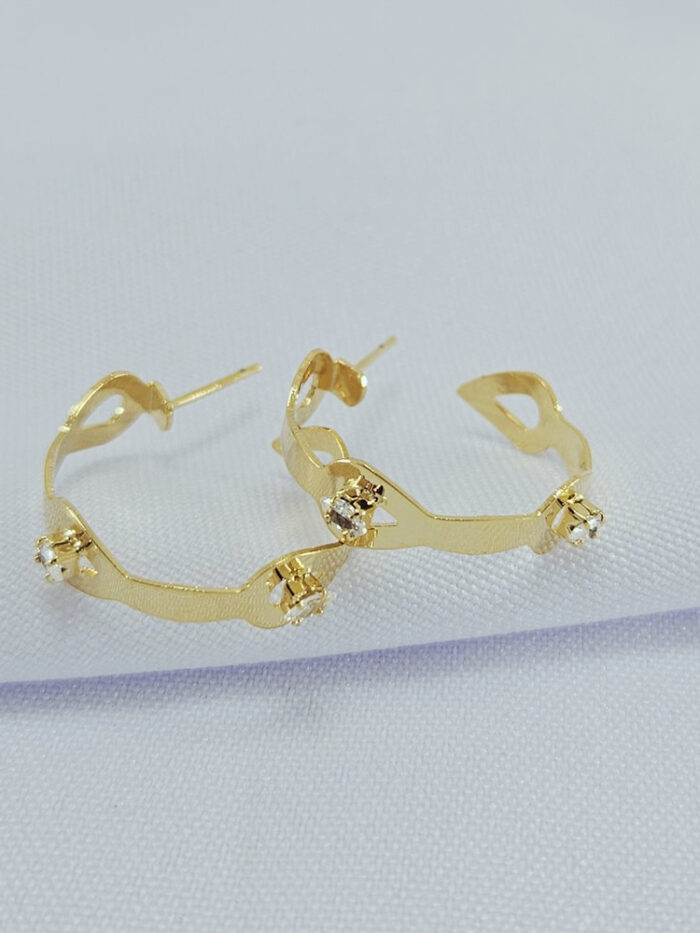 Brinco argola detalhe pedra navete cristal