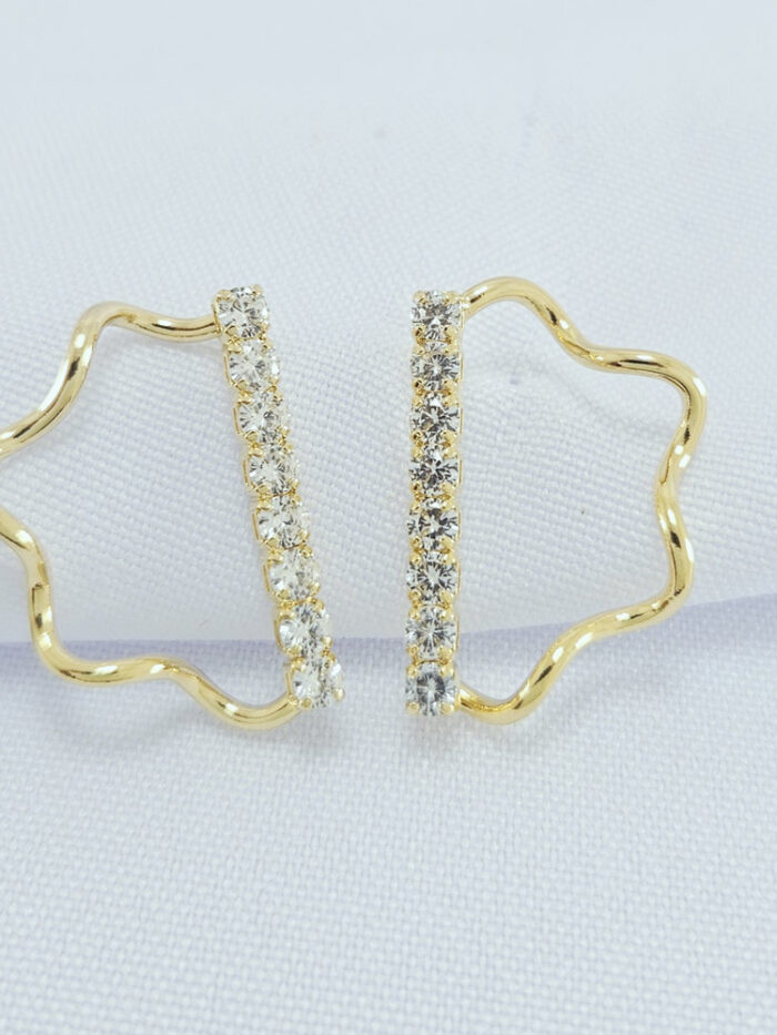 Brinco torcido com pedras cristais