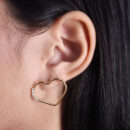 Brinco coração vazado detalhe cravejado