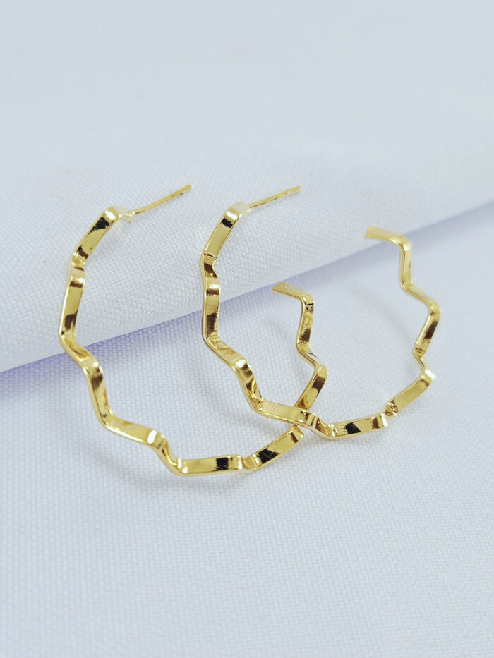 Argola ondulada dourada