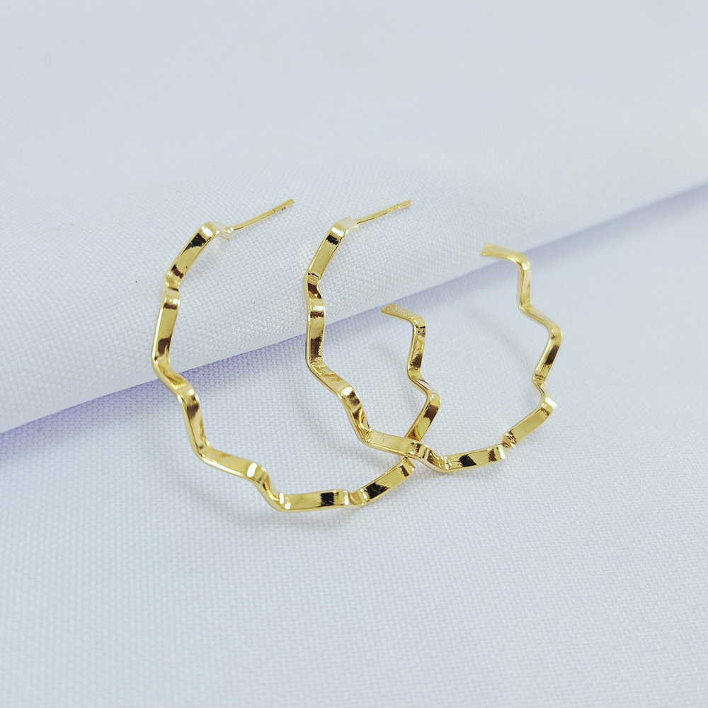 Argola ondulada dourada