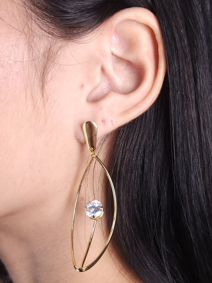 Brinco faixa curvada com ponto de luz central