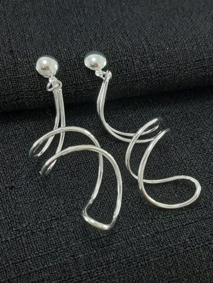 Brinco base lisa com fio espiral pêndulo