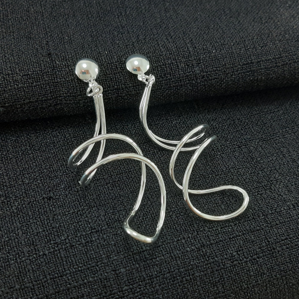 Brinco base lisa com fio espiral pêndulo